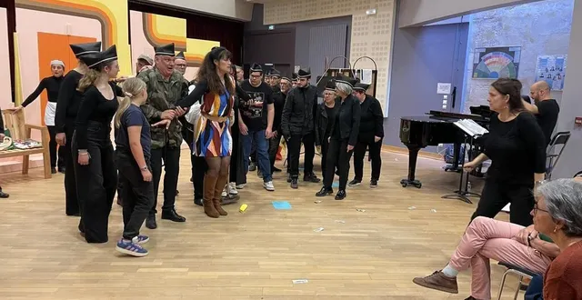 photo  aude fabre, à droite, donne ses directives aux chanteurs professionnels comme aux amateurs.  &copy;  ouest-france 