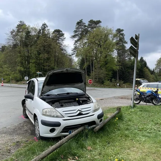 photo deux passagers de la voiture ont été conduits au ch d’alençon.  ©  ouest-france