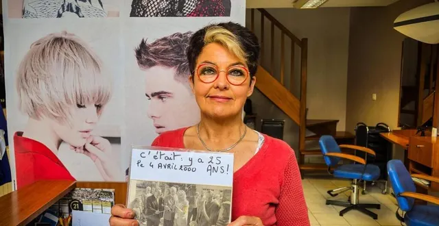 photo  christine forget dans son salon, avec l’article de presse ouest-france qui présentait l’ouverture de celui-ci en avril 2000.  &copy;  ouest-france. 