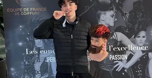 photo  apprenti de 18 ans au salon krys barber de la flèche (sarthe) et déjà médaillé d’argent à un concours national, léo-paul vaidie postule pour une place en équipe de france de coiffure.  &copy;  dr 
