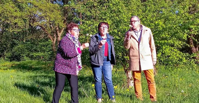 photo  l’équipe municipale est prête à souffler les dix bougies de troc tes plantes.  &copy;  ouest-france 