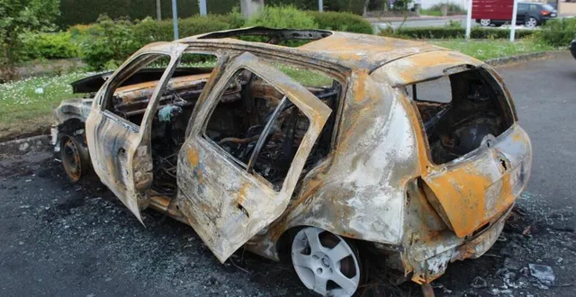 photo  dans la nuit du samedi 19 au dimanche 20 avril, les pompiers ont été appelés vers une heure du matin pour intervenir sur un véhicule en feu, à parcé-sur-sarthe.  &copy;  le maine libre 