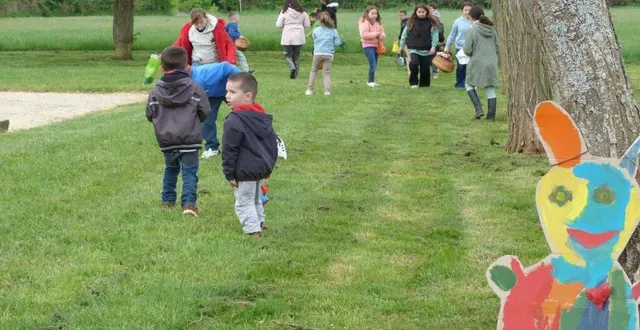 photo  depuis que le sivos des écoliers existe, chaque commune qui adhère à ce regroupement accueille, chacune son tour, la chasse aux œufs. samedi, c’était au tour de gréez-sur-roc. « c’est un rendez-vous toujours plébiscité », souligne jérôme guillaut, adjoint au maire et vice-président du sivos. il  a accueilli cette année 91 enfants (contre 80 l’an passé) répartis sur les trois communes (avec courgenard et saint-jean-des-échelles). les enfants étaient accompagnés, pour arpenter les grands champs, décoré lors d’un atelier créatif.  &copy;  ouest-france 