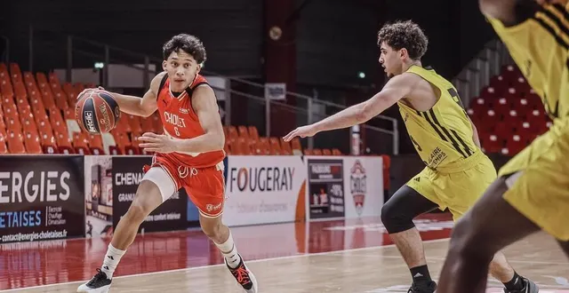 photo  à tout juste 16 ans, aaron towo-nansi joue déjà avec les u21 de cholet basket.  &copy;  melvyn augas 
