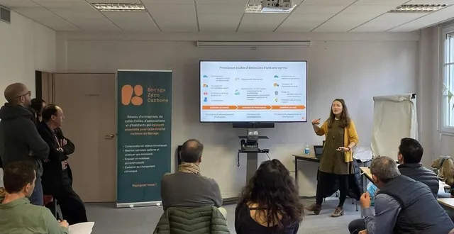 photo  estelle derosne et hélène kergoat du collectif bocage zéro carbone sensibilisent à la diminution de l’empreinte carbone.  &copy;  ouest-france / archives. 