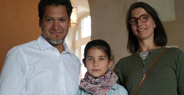 photo  poll pebe pueynedon, péruvien de naissance et naturalisé français, accompagné de aude de vesins, sa femme et emma, sa fille, mardi 15 avril 2025, à la préfecture de la sarthe au mans.  &copy;  ouest-france 