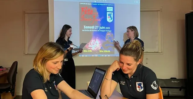 photo  la commission saint-jean est en plein travail. une distribution de flyer est en cours.  &copy;  pompiers 