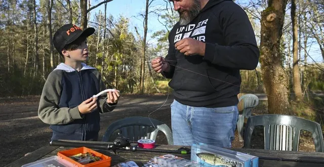 photo  martin salmon et son papa, romain, sur leur domaine. la pêche, dans la famille, c’est de père en fils.  &copy;  le maine libre – denis lambert 
