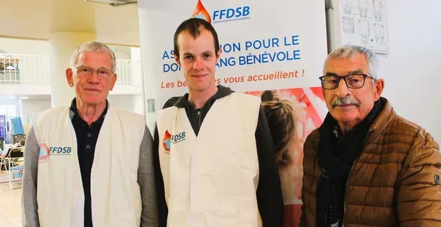 photo  théo legrand (au centre) fait ses premiers pas dans l’organisation de la collecte de sang, guidé par rené gillet (à gauche), trésorier.  &copy;  le maine libre 