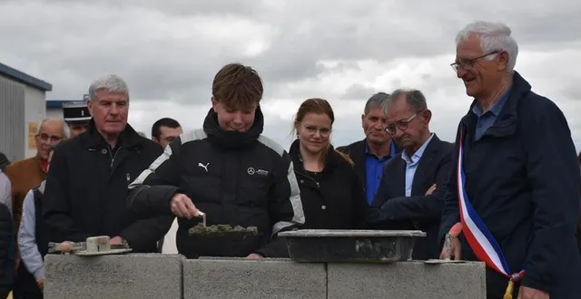 photo  la pose de la première pierre de la future maison des jeunes s’est déroulée mardi dernier.  &copy;  le maine libre 