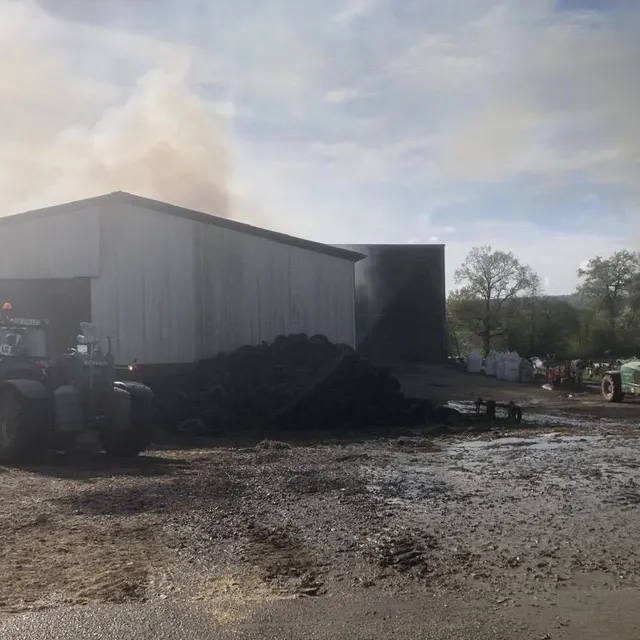 photo le feu a pris dans un bâtiment de 450 m2.  ©  ouest-france