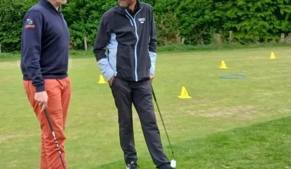 photo  pierre-arnaud amato et jérémie chevalier, professeur de golf.  &copy;  le maine libre 