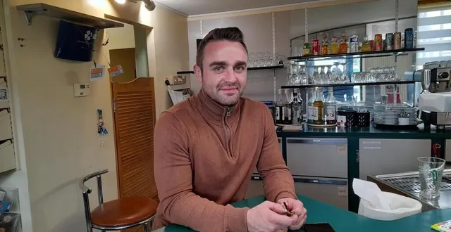 photo  « je souhaitais un établissement à taille humaine », souligne le nouveau gérant du café de l’ormeau damien back.  &copy;  co 