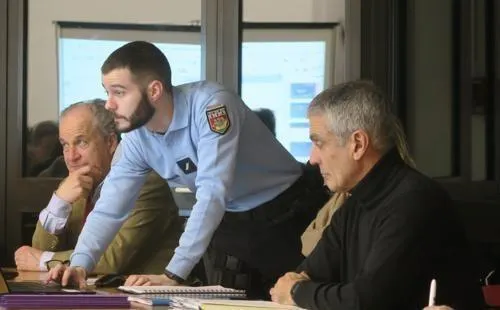 photo  le gendarme clément rondeau, référent pour la commune, avait présenté le dispositif de participation citoyenne aux élus de juigné-sur-sarthe en février 2024.  &copy;  archives ouest-france 