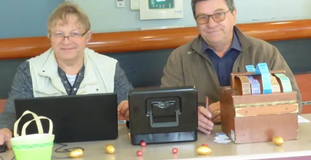 photo  philippe bernon (à gauche) président de familles rurales et dominique audebert, membre, ont distribué aux enfants des œufs en chocolat.  &copy;  ouest-france 