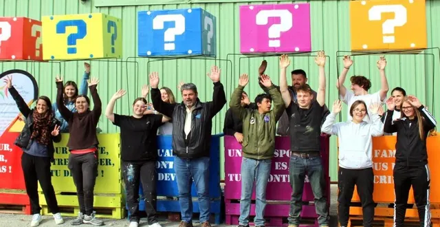 photo  les jeunes, mathéo, lou, lindsay, jade, raul, nina emma, maël, lola, clément, manon, avec les encadrants, mickaël beucher, des services techniques et laure caignart, animatrice de l’info jeunes.  &copy;  le maine libre 
