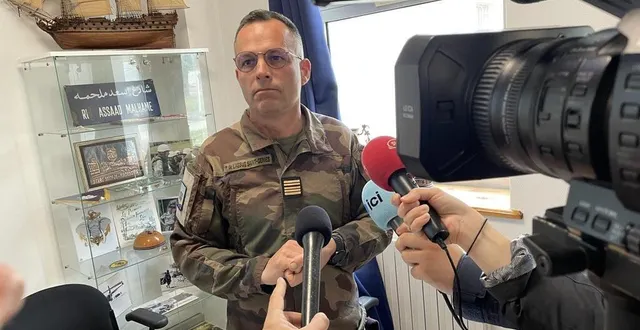 photo  la vraie fausse conférence de presse du colonel de lassus saint-geniès, chef de corps du 2e rima, a fait partie de l’exercice, ce mardi 22 avril 2025, au camp d’auvours, à champagné (sarthe).  &copy;  ouest-france 