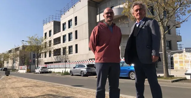 photo  raphaël chauveau deslandes (à gauche), président de familles solidaires des pays de la loire, et michel abline, secrétaire de l’association, posent devant la future résidence le bourget.  &copy;  ouest-france 