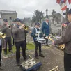 photo  au cours d’une dernière commémoration au monument aux morts de candé, jean-christophe greffier à droite, est chef de la batterie fanfare depuis 2006. 