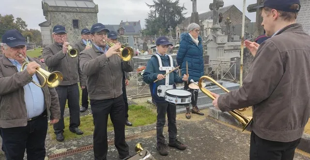 photo  au cours d’une dernière commémoration au monument aux morts de candé, jean-christophe greffier à droite, est chef de la batterie fanfare depuis 2006.  &copy;  ouest-france 