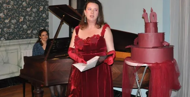 photo  diana higbee, accompagnée de marion launay au piano, a illustré en musique la présentation du festival 2025.   &copy;  le maine libre 