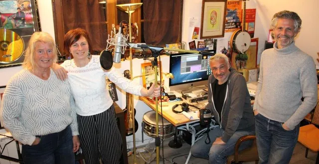 photo  agnès de graaff (alias isabelle) et céline chéruel (alias jeanne) en répétition chez willy bird, avec le metteur en scène, nicolas aubagnac.  &copy;  ouest-france 