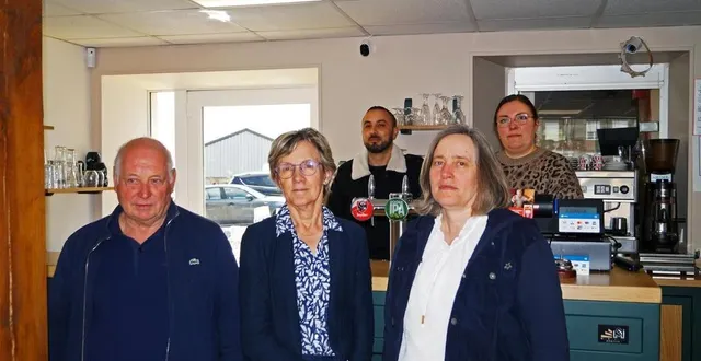 photo  au premier rang : jean-charles patry adjoint délégué, josette porquet, maire de tinchebray-bocage, frédérique roullier, maire déléguée. au second rang : mebrouk et jocelyne ait ben youcef.  &copy;  ouest-france 