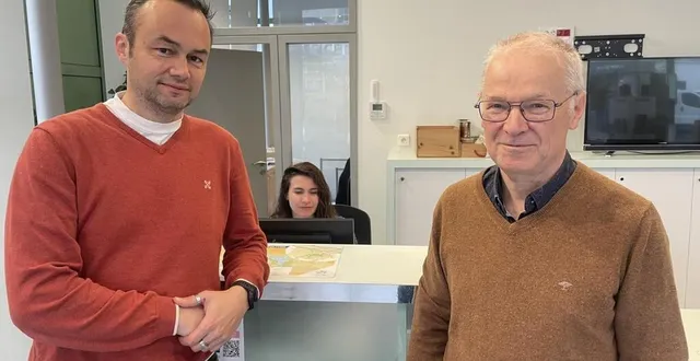 photo  dans l’office de tourisme de chalonnes-sur-loire : aurélien debomy, directeur et pierre cesbron (l’ancien président de l’association anjou vignobles villages), en compagnie de marion lever, chargée de l’évènementiel.  &copy;  ouest-france 