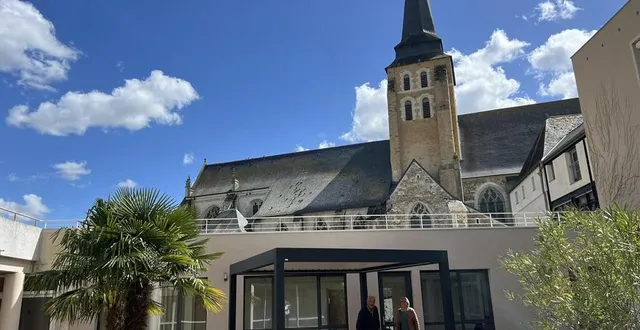 photo  anne-marie janault et noël lusson devant le nouveau bâtiment dans la cour intérieure de l’ehpad saint joseph.  &copy;  co 