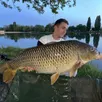 photo  tuffé-val-de-la-chéronne, 22 avril 2025. quentin hardoin a battu le record du lac de tuffé avec cette carpe commune de 25,1 kg. 