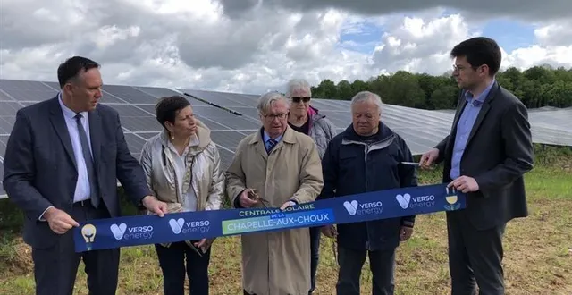 photo  les élus et (à droite) antoine huard, cofondateur et directeur général de verso energy ont inauguré, ce mercredi 23 avril 2025 la toute nouvelle centrale solaire de la chapelle-aux-choux, au sud-est de la flèche (sarthe).  &copy;  ouest-france 