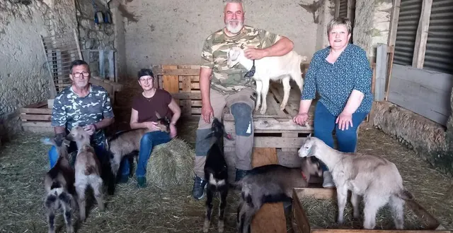 photo  christophe defressine entouré de membres de l’association de la ferme du moulin du rouveau.  &copy;  le maine libre 