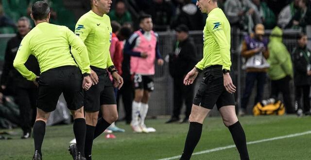 photo mehdi rahmouni (à gauche) avait été touché par une pièce de monnaie lors du match entre l’asse et l’ol. © jean-philippe ksiazek / afp