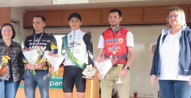 photo  les trois premiers de la course access 1 corentin ledru au centre, julien mereau et pierre gaudin.  &copy;  le maine libre 