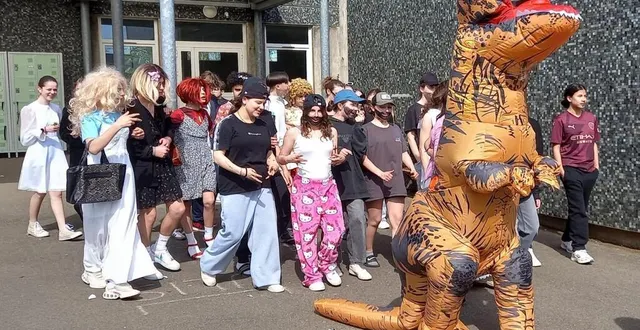 photo  un t-rex est arrivé au collège pour carnaval.  &copy;  collège conlie 