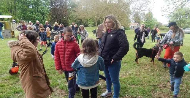 photo  une bonne trentaine d’enfants a participé à la chasse aux œufs.  &copy;  le maine libre 