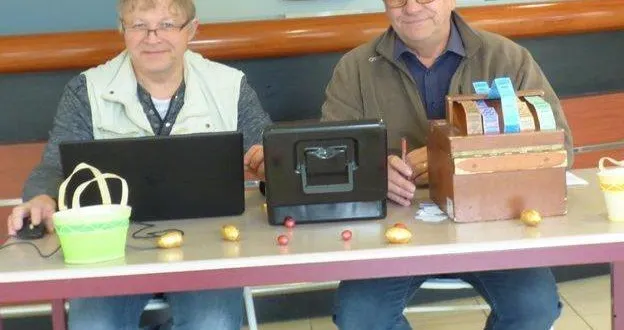 photo  philippe bernon (à gauche) et dominique audebert, de l’association du cinéma béconnais, gèrent les entrées dans la salle frédéric chopin.  &copy;  document remis 
