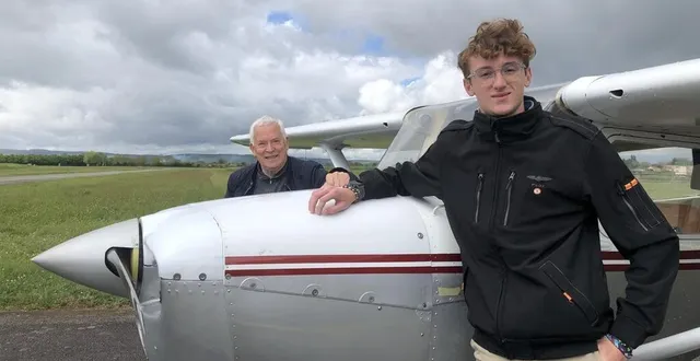 photo  hugo jousset, 16 ans, a réalisé son premier vol en solo. au second plan, son instructeur, christian vannier.  &copy;  ouest-france 