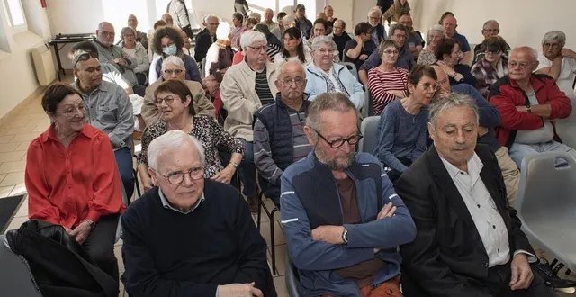 photo  les besséens sont venus s’informer à la réunion publique proposée par jacques lacoche, le maire.  &copy;  le maine libre 