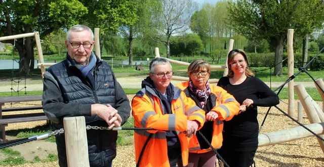 photo  de gauche à droite : claude peslerbe, la gestionnaire brigitte landriau, patricia et sabrina, agents d’accueil et d’entretien du camping, devant le nouvel espace jeux.  &copy;  le maine libre 
