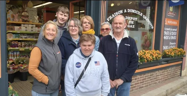 photo  méline (au centre) en stage à la supérette coccimarket de sap-en-auge.  &copy;  ouest-france 