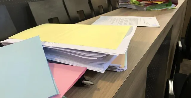 photo  sur la table des avocats de la défense, une petite partie du dossier de 84 kg jugé au tribunal d’alençon.  &copy;  ouest-france 