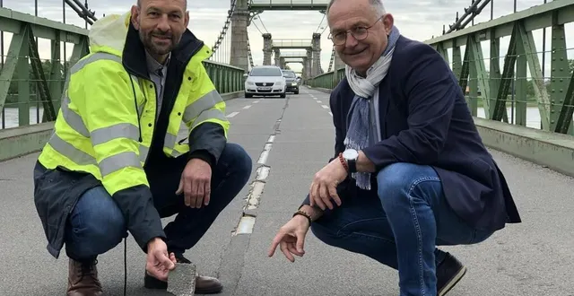 photo  loïc fourreau, responsable de l’agence technique départementale du lion-d’angers, et gilles piton, vice-président du département de maine-et-loire en charge des routes, constatent les malfaçons sur le pont d’ingrandes.  &copy;  co - emmanuel poupard 