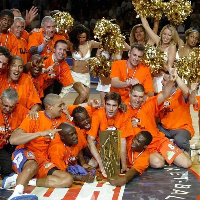 photo les joueurs ont célébré leur deuxième trophée.  ©  archives stéphane geufroi / ouest-france