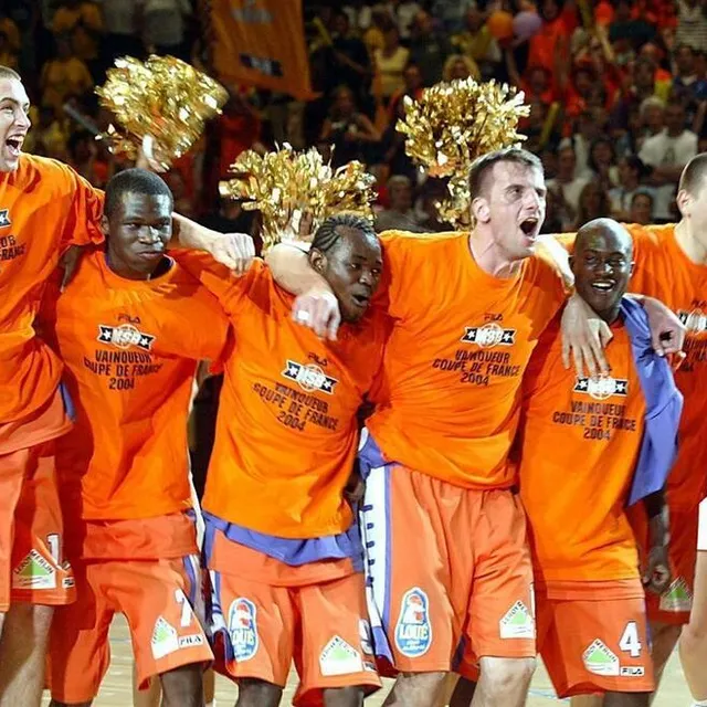photo la joie des basketteurs après leur match de coupe de france. on reconnaît notamment yannick bokolo, alain koffi mais aussi jd jackson, qui sera coach du msb quelques années plus tard.  ©  archives stéphane geufroi / ouest-france