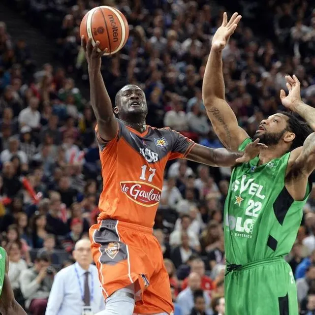 photo le dimanche 1er mai 2016, pape-philippe amagou (msb) s’oppose à darryl watkins (asvel).  ©  archives david ademas / ouest-france