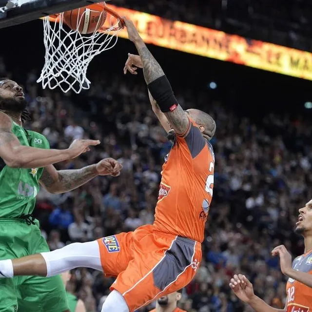 photo romeo travis (msb) en pleine action sous les yeux de petr cornélie.  ©  archives david ademas / ouest-france