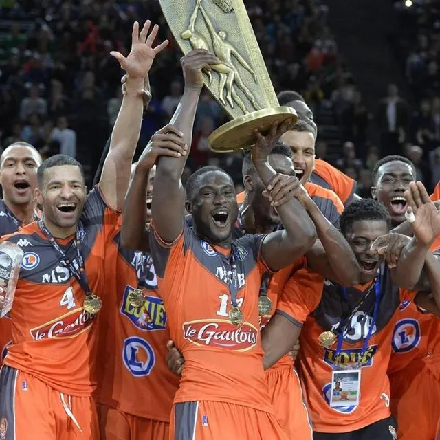 photo les joueurs célèbrent leur quatrième victoire de coupe de france.  ©  archives david ademas / ouest-france