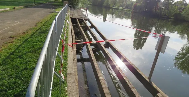 photo  les planches de la partie du ponton présentant les dégâts ont été retirées par deux agents communaux.  &copy;  ouest-france 