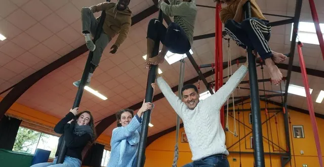 photo  khalid lammini, le directeur de la carrière avec l’équipe des cinq artistes permanents qui enseignent leurs arts du cirque et créent des spectacles. la réputation d’excellence de l’école a déjà enthousiasmé les spectateurs du festival des accroche-cœurs, par exemple.  &copy;  la carrière 